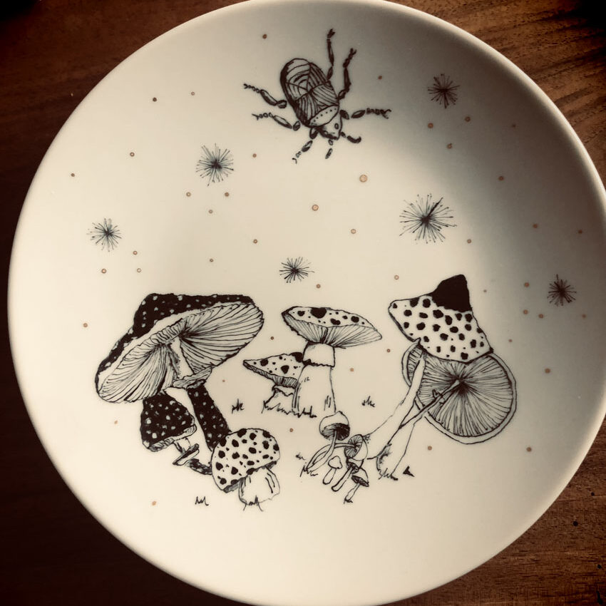 assiette en porcelaine décorée